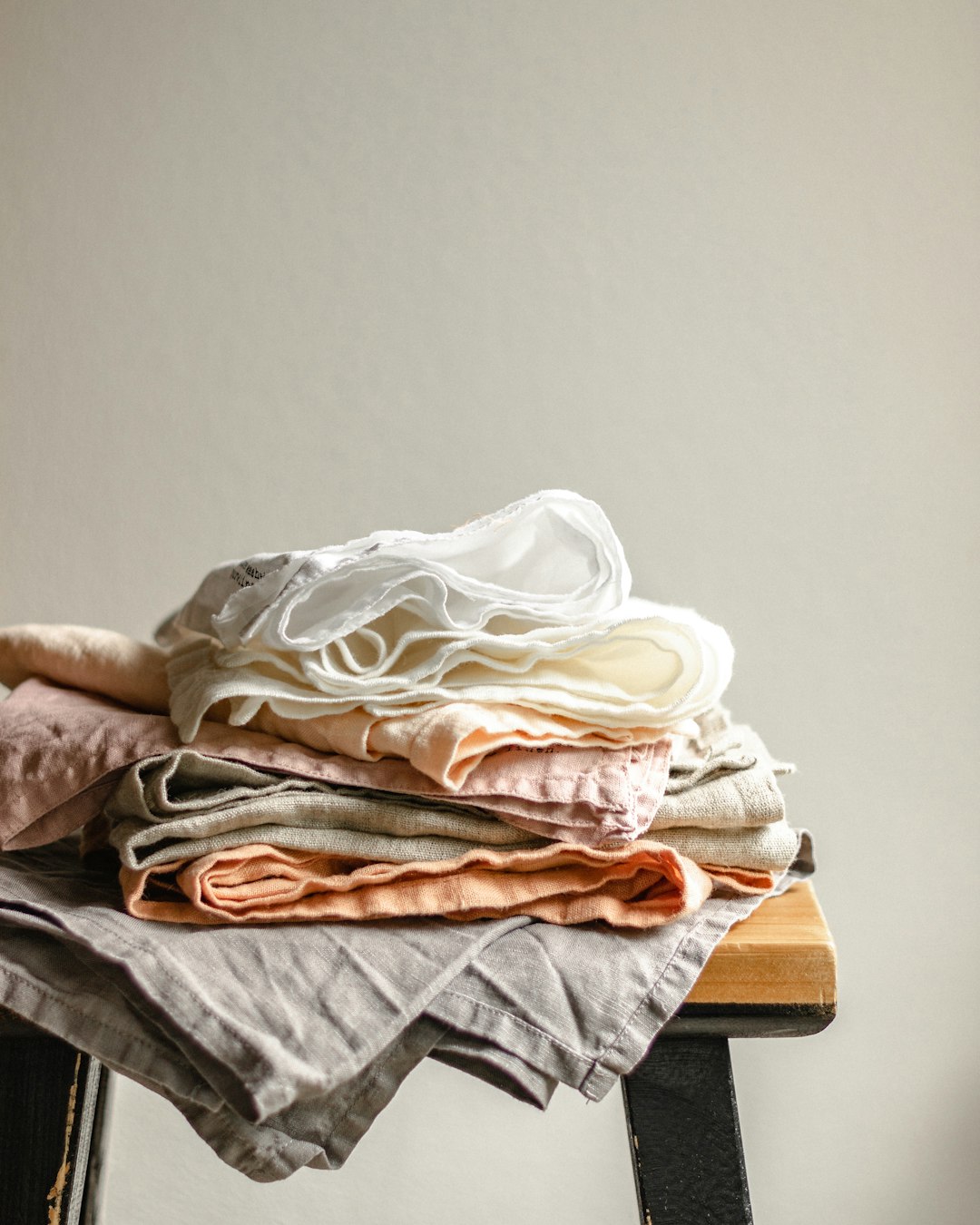 Pile de linge en lin naturel